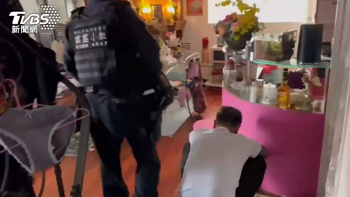 警方搗破黑幫據點,逮捕涉案的成員。(圖/TVBS)