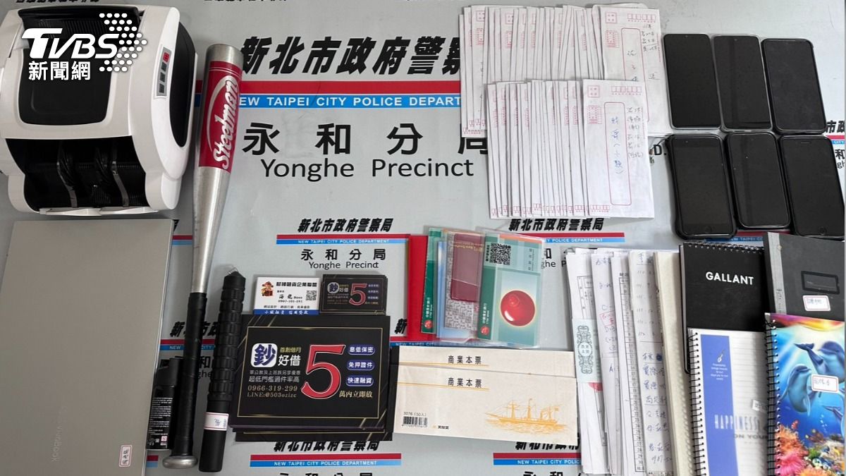 警方查扣帳冊、本票等證物。(圖/TVBS)