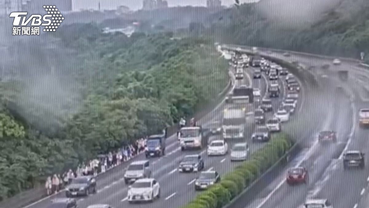 國3大溪段一排學生淋雨走路肩。(圖/TVBS)