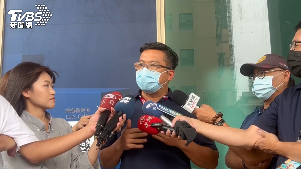呂姓少年父親與同業合捐40萬,協助捷運添購防身器材。(圖/TVBS)