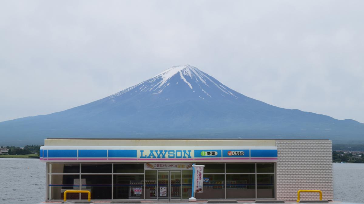 黑幕擋住沒關係!他自製超商模型 隨時拍「富士山LAWSON」