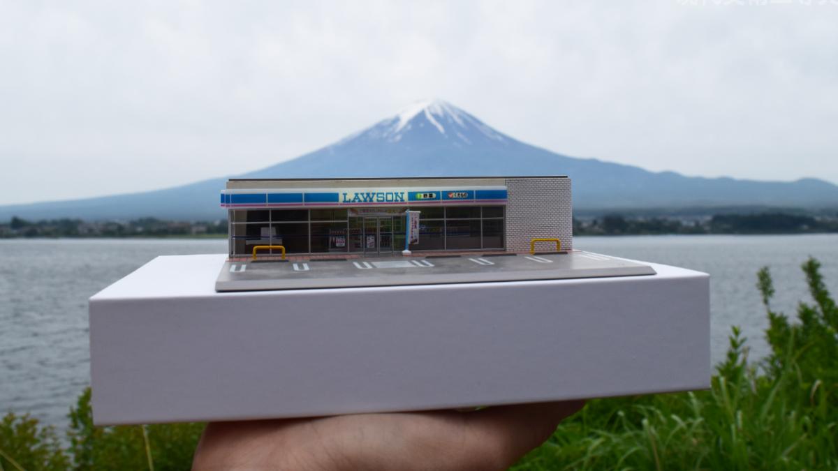 日本藝術家自製LAWSON模型,隨時都能跟富士山合影。(圖/翻攝自X@f2touhey) 圖片