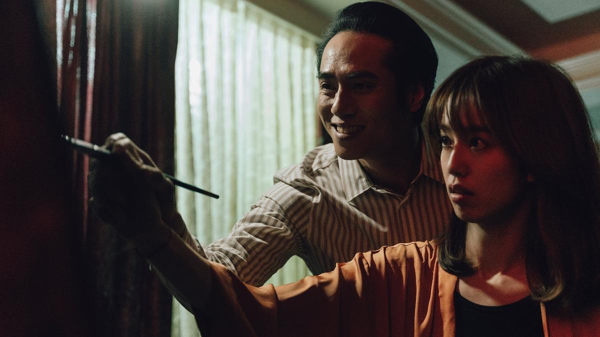 莊凱勛(左)在《幸福房屋事件簿》扮演女主角陳庭妮父親,是貫穿故事的靈魂人物。(圖/逆光電影提供)