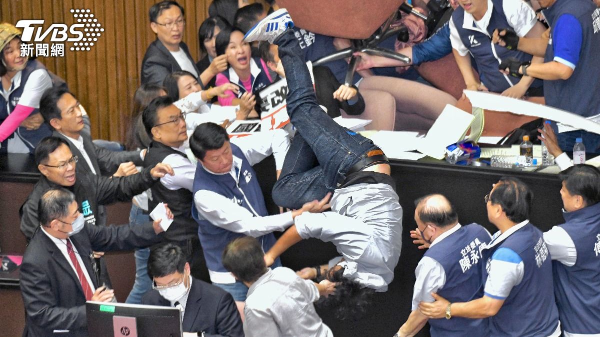 朝野立委嚴重暴力衝突。(圖/胡瑞麒攝)