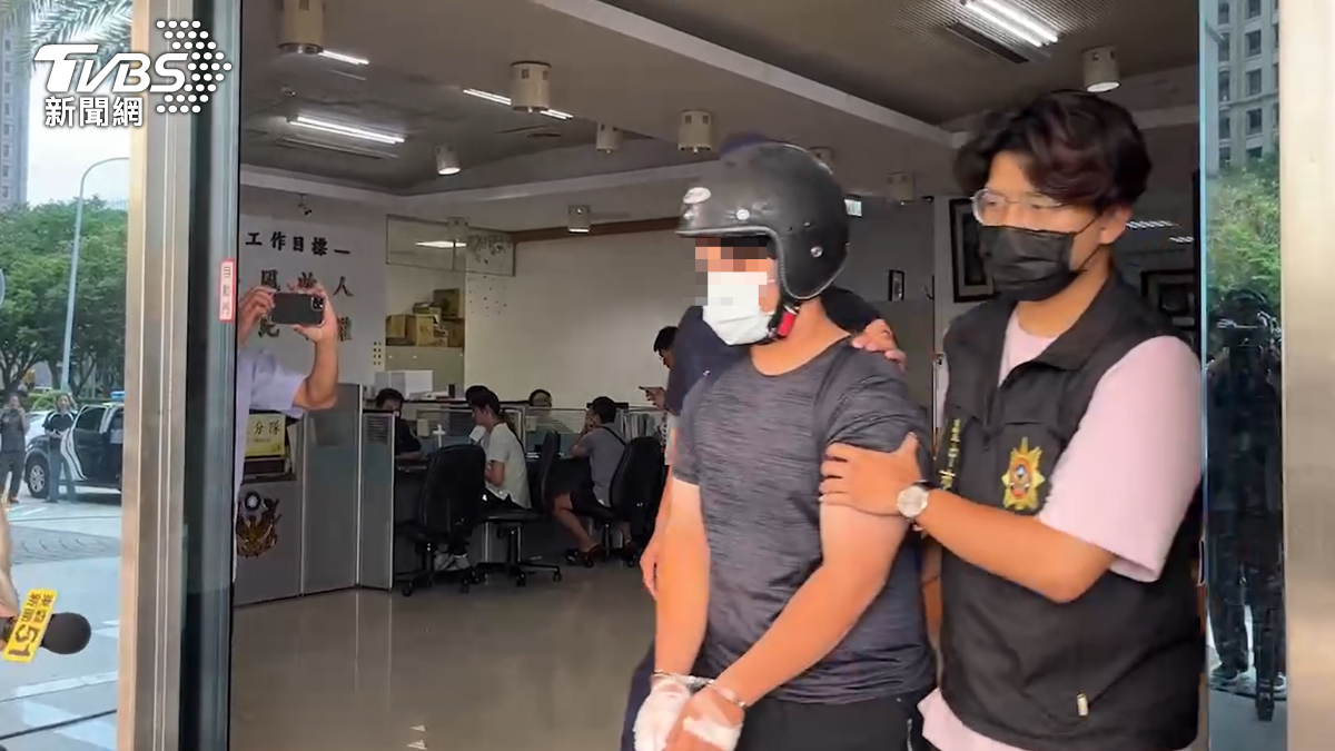 洪男被移送地檢署複訊。(圖/TVBS)