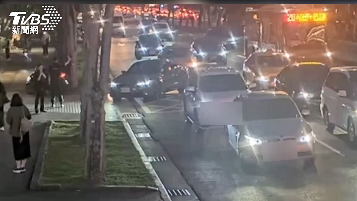 趕主持活動？名車總裁遭控　撞騎士肇逃