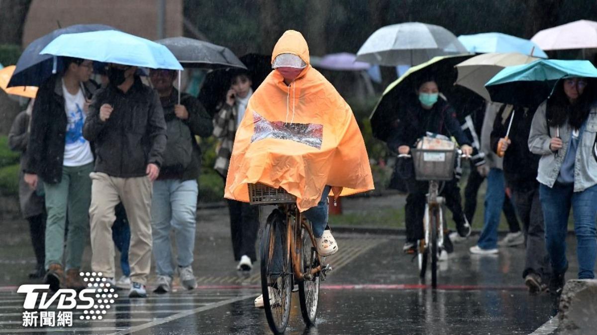 雨彈轟整週!明起天氣濕又熱 「新鋒面接力」這天抵台