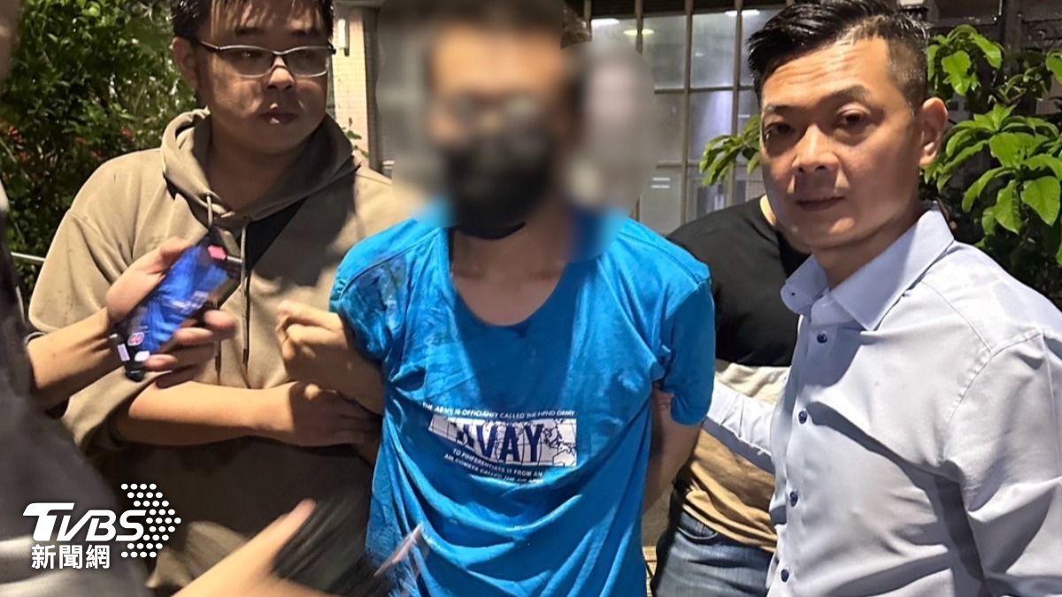 檢男在逃亡途中還不忘換裝。（圖／TVBS）