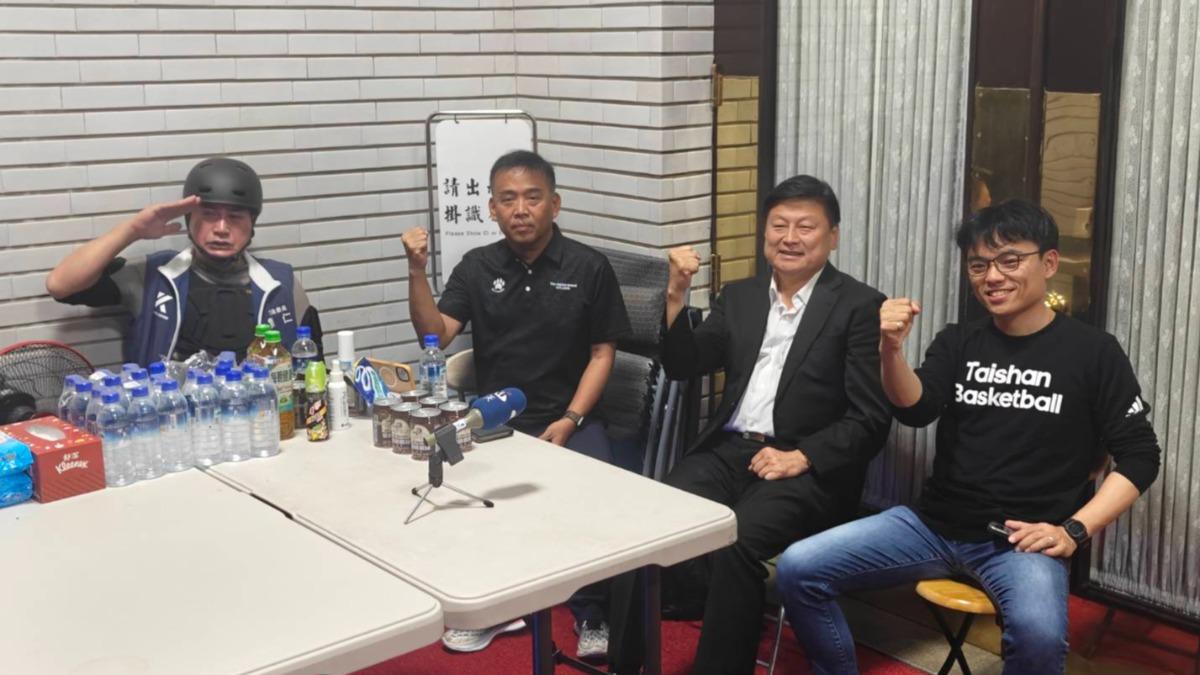 國民黨團總召傅崐萁今天晚間率先前往議場大門前排隊。（圖／TVBS）