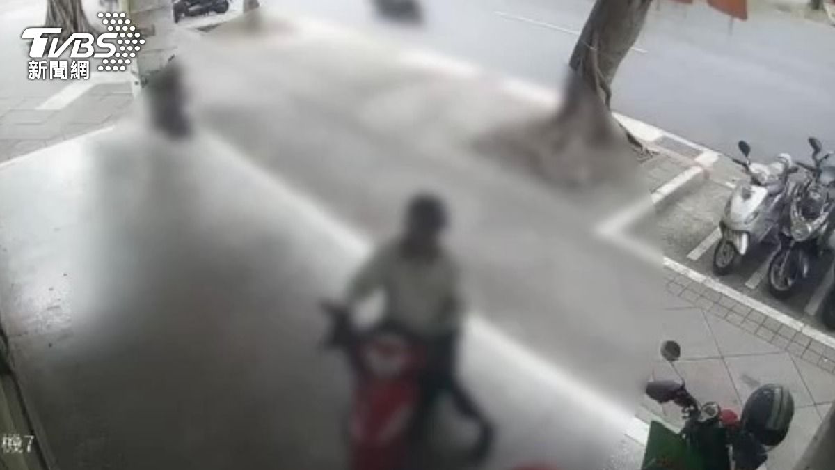 嫌犯得手後騎車離開遭警方鎖定逮捕送辦。（圖／TVBS）
