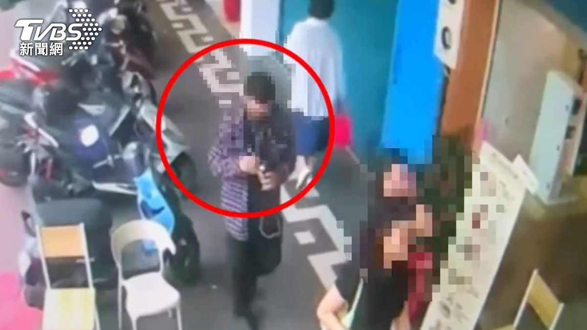 簡男在逃逸過程中變裝。（圖／TVBS）