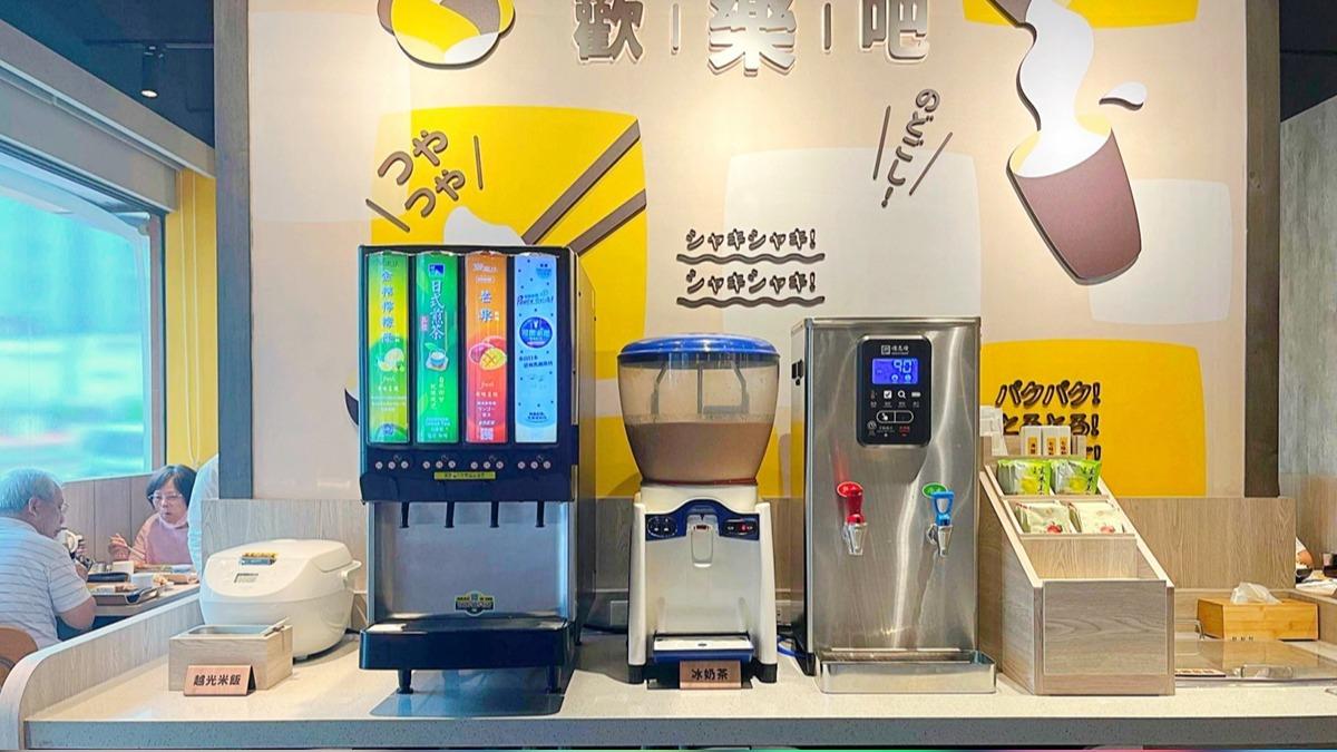 自助吧區提供多款飲品無限續,包括冰奶茶、日式煎茶、可爾必思、果汁與熱茶飲等。(圖/柚香魚子醬的蹦蹦跳跳提供)