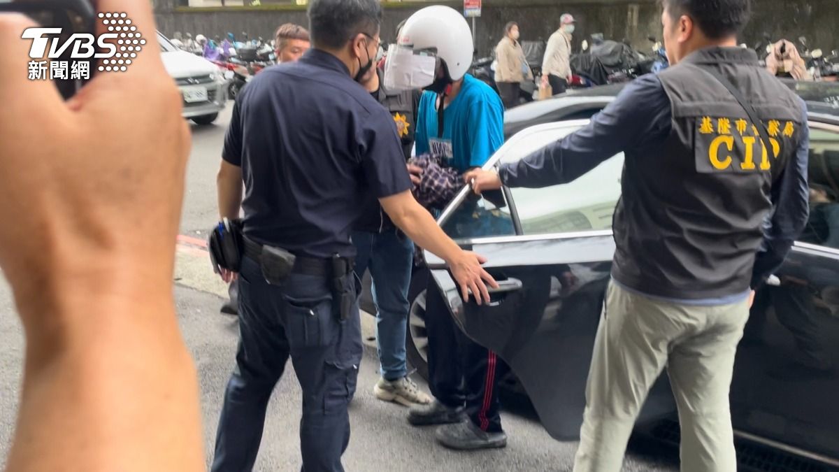 從基隆脫逃的簡男被送往北檢執行科。(圖/潘千詩攝)