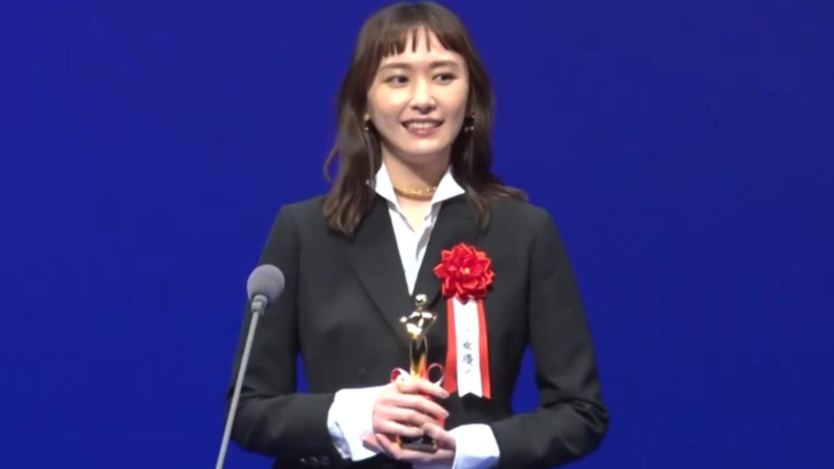 新垣結衣昨日出席電影頒獎典禮掛滿笑容。(圖/翻攝自oricon)