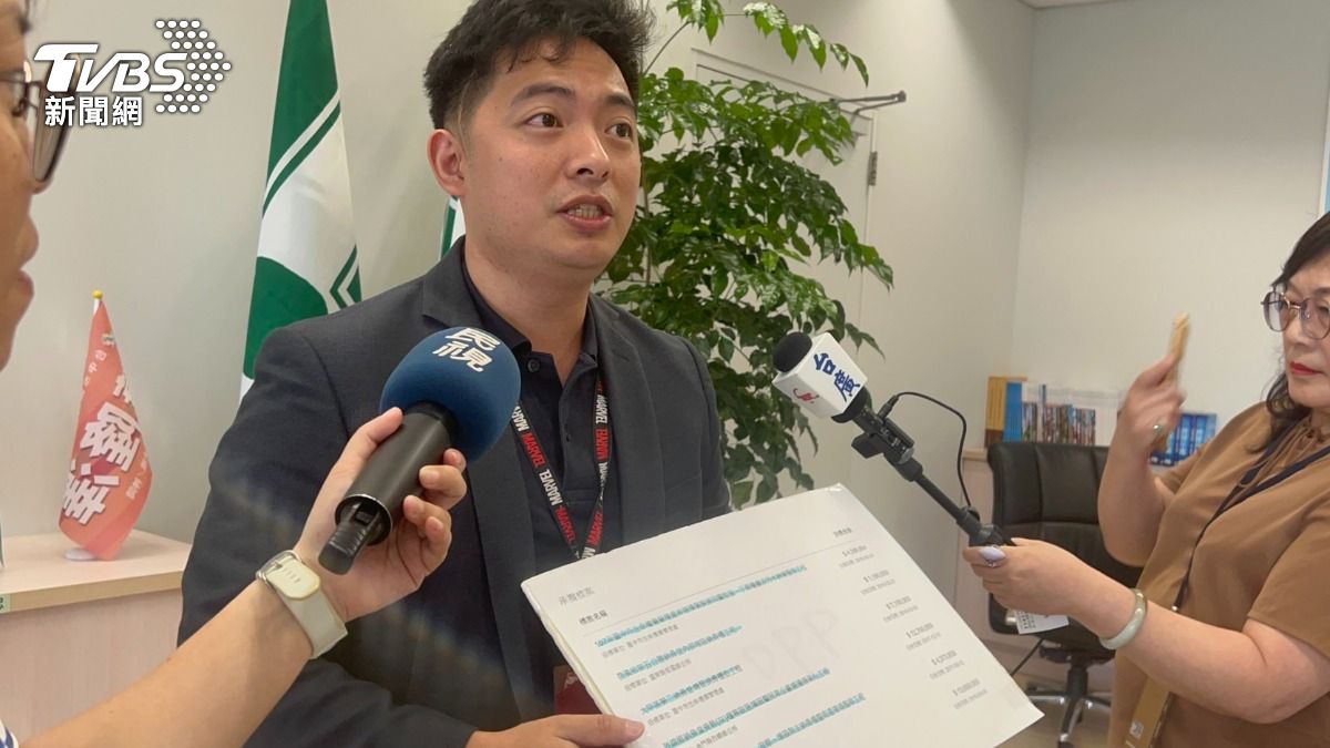 台中市議員蔡耀頡認為，室內裝潢工程公司能標下停車場經營權，事情不簡單。（圖／林冠丞攝）
