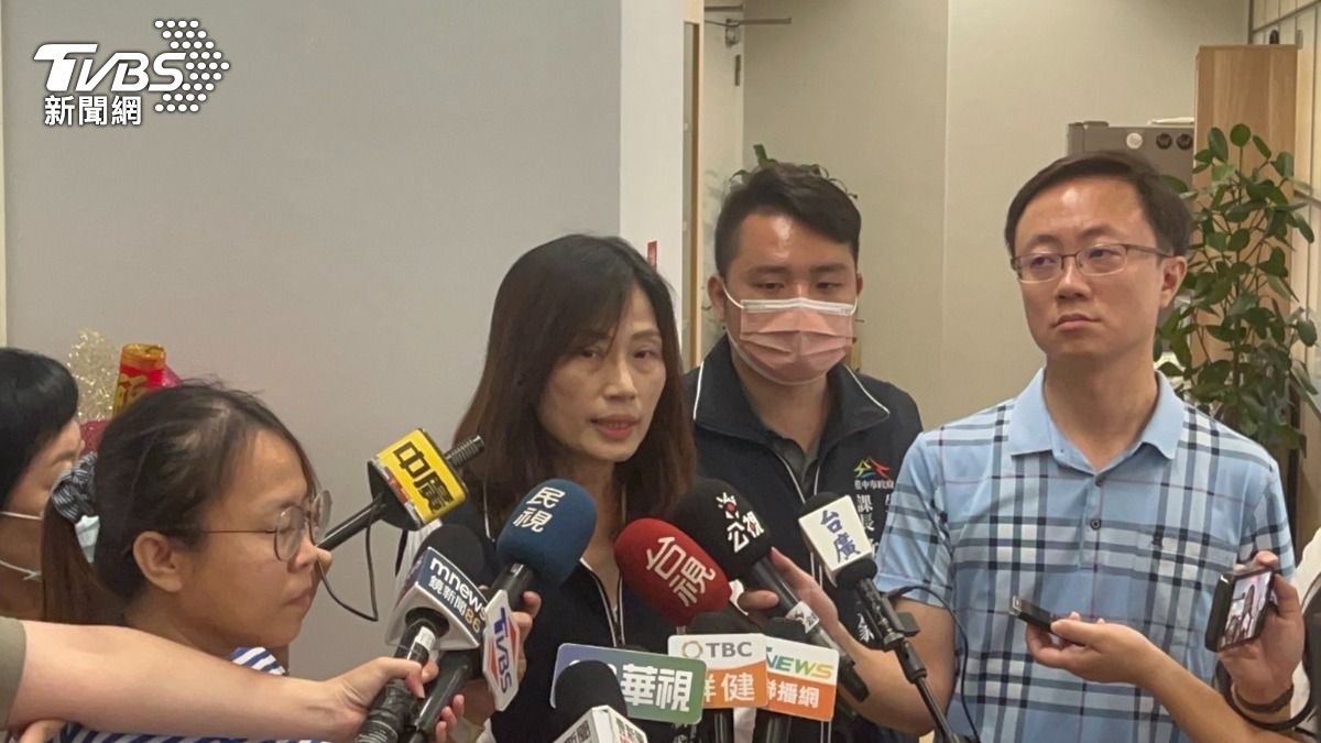 台中市政府生命禮儀處處長柯宏黛說明,簽約的負責人、老闆、董事長,都並非蔡姓夫婦。(圖/林冠丞攝)