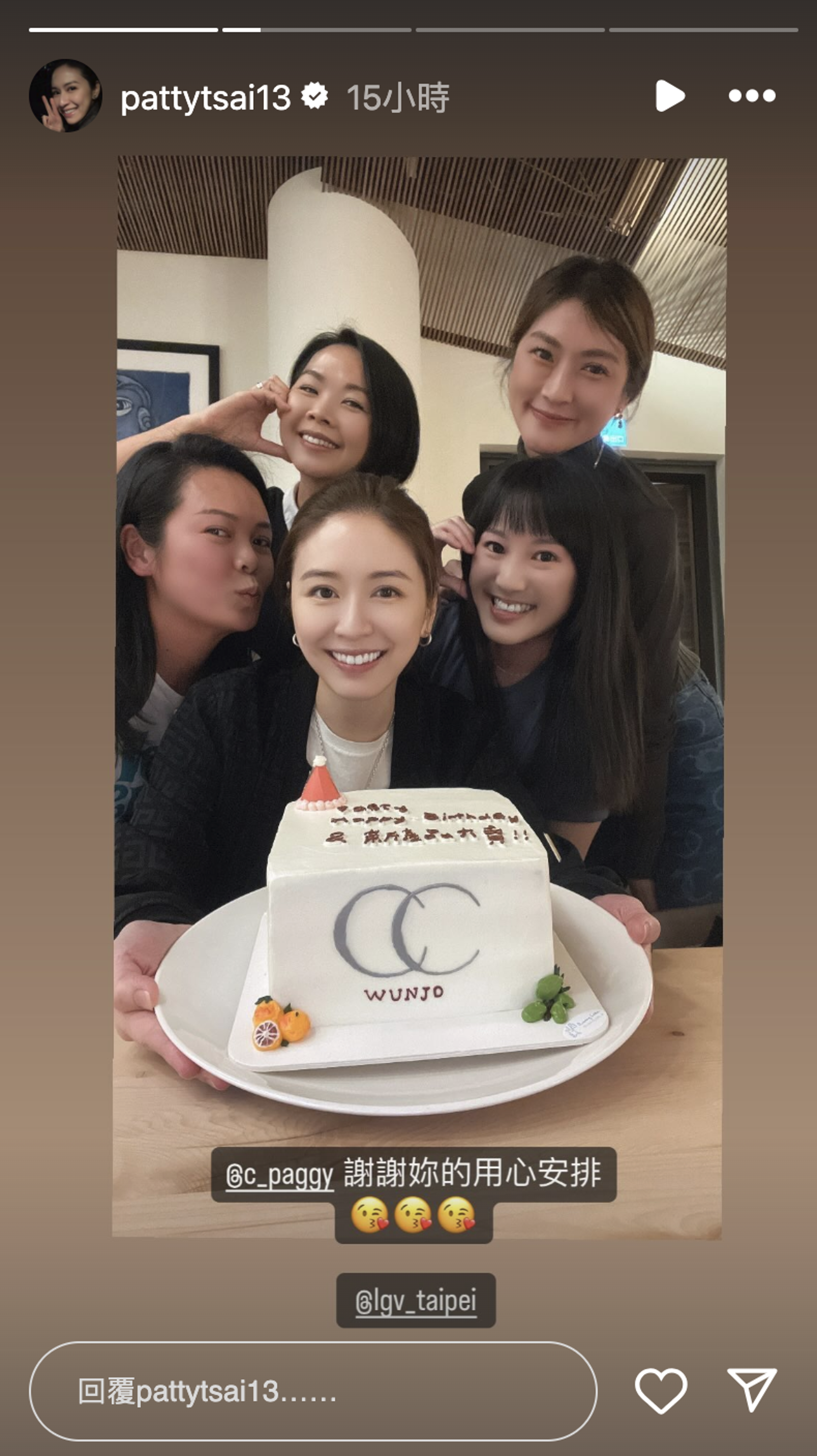 蔡依珊(中)在好姐妹耿葳(前排右)等人陪伴下慶生。(圖/翻攝蔡依珊IG)