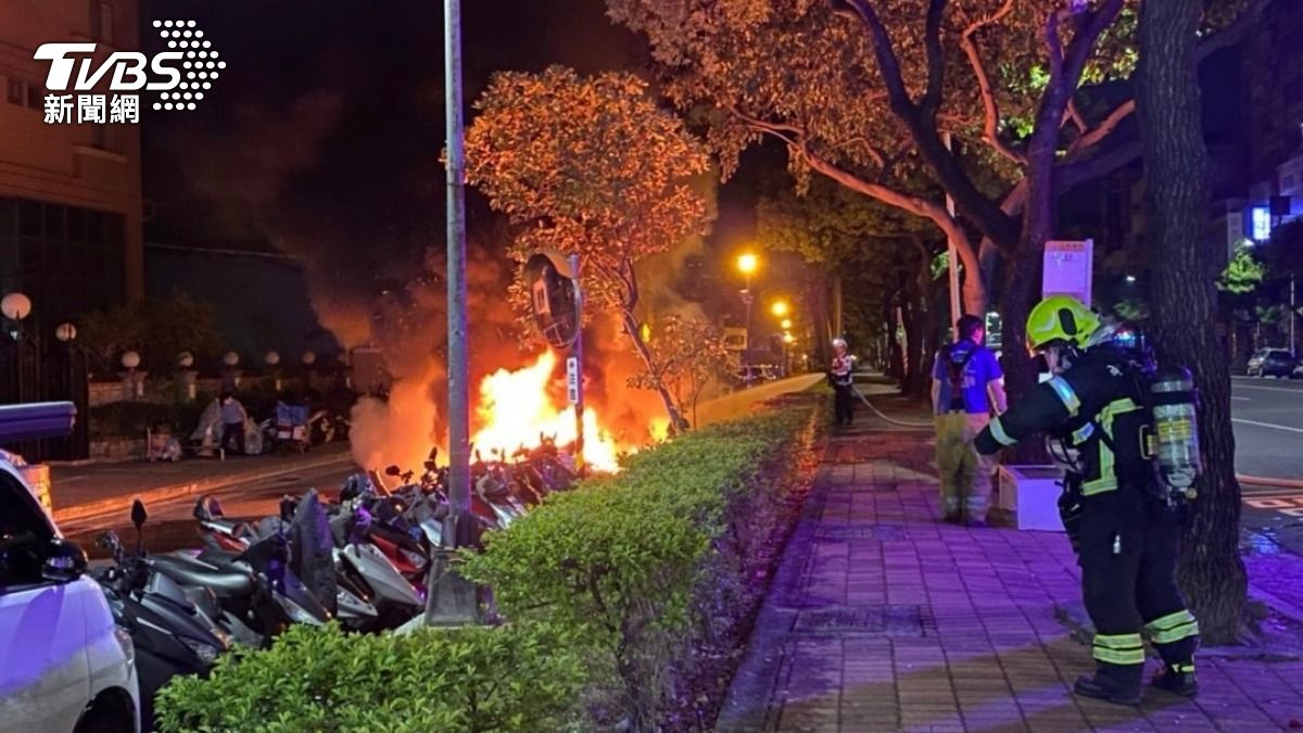 高雄清晨詭異火警!15輛車「付之一炬」 監視器曝真相
