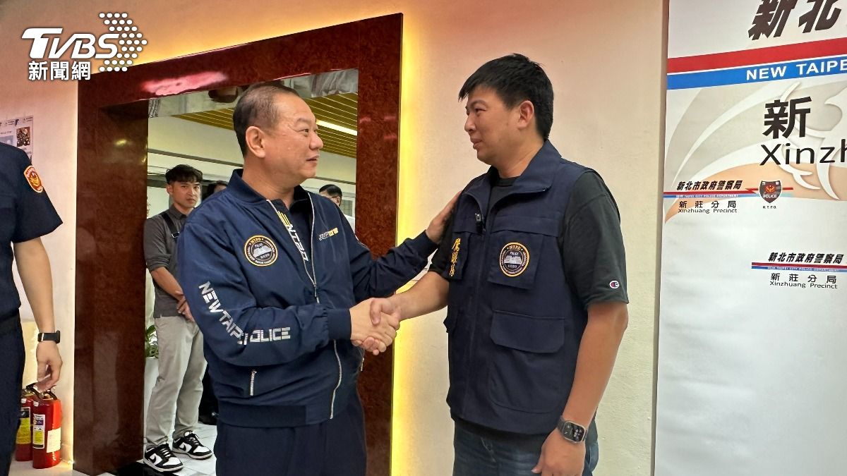 新北市警察局廖訓誠慰勉鷹眼神探石春吉。(圖/TVBS)