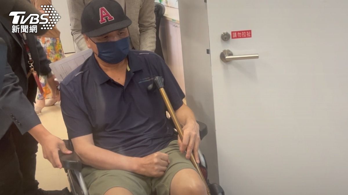 張姓被害人10年前中風,需要靠輪椅移動。(圖/林冠丞攝)