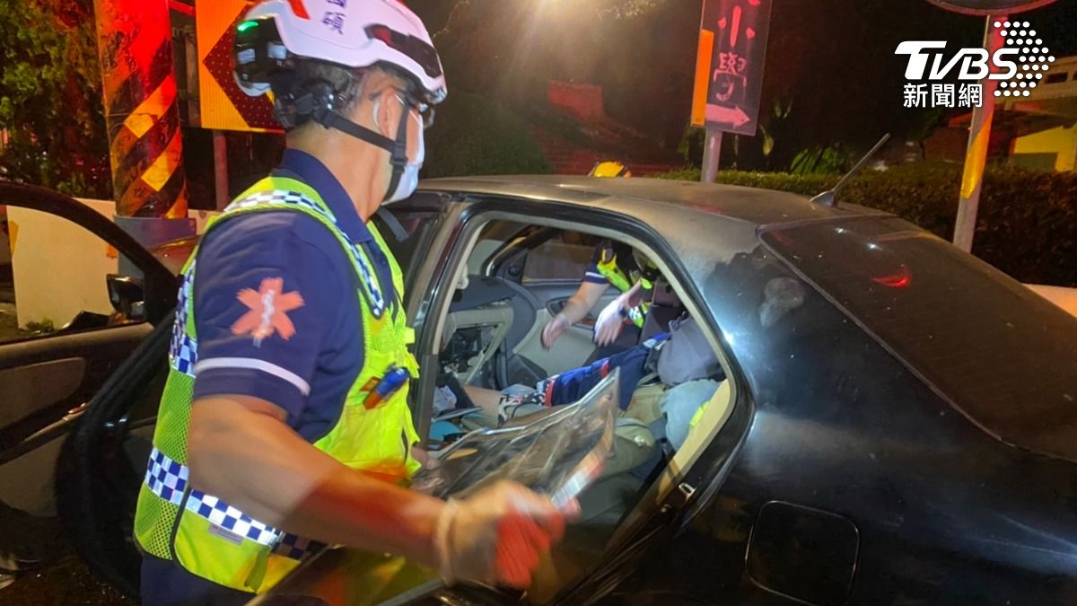 救護人員用破壞器材撐起車體。(圖/TVBS)