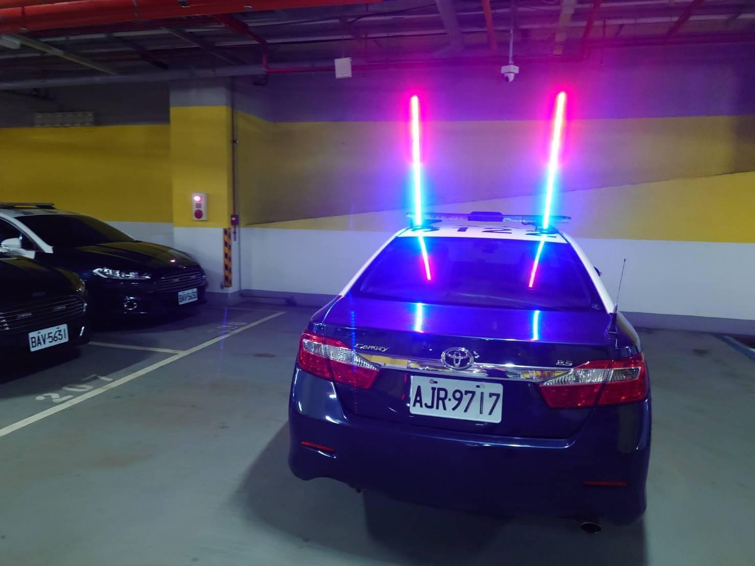 多功能活動式車頂LED警示燈,藉由高亮度的特性突顯警車值勤位置。(圖/翻攝自台中市政府警察局交通大隊)