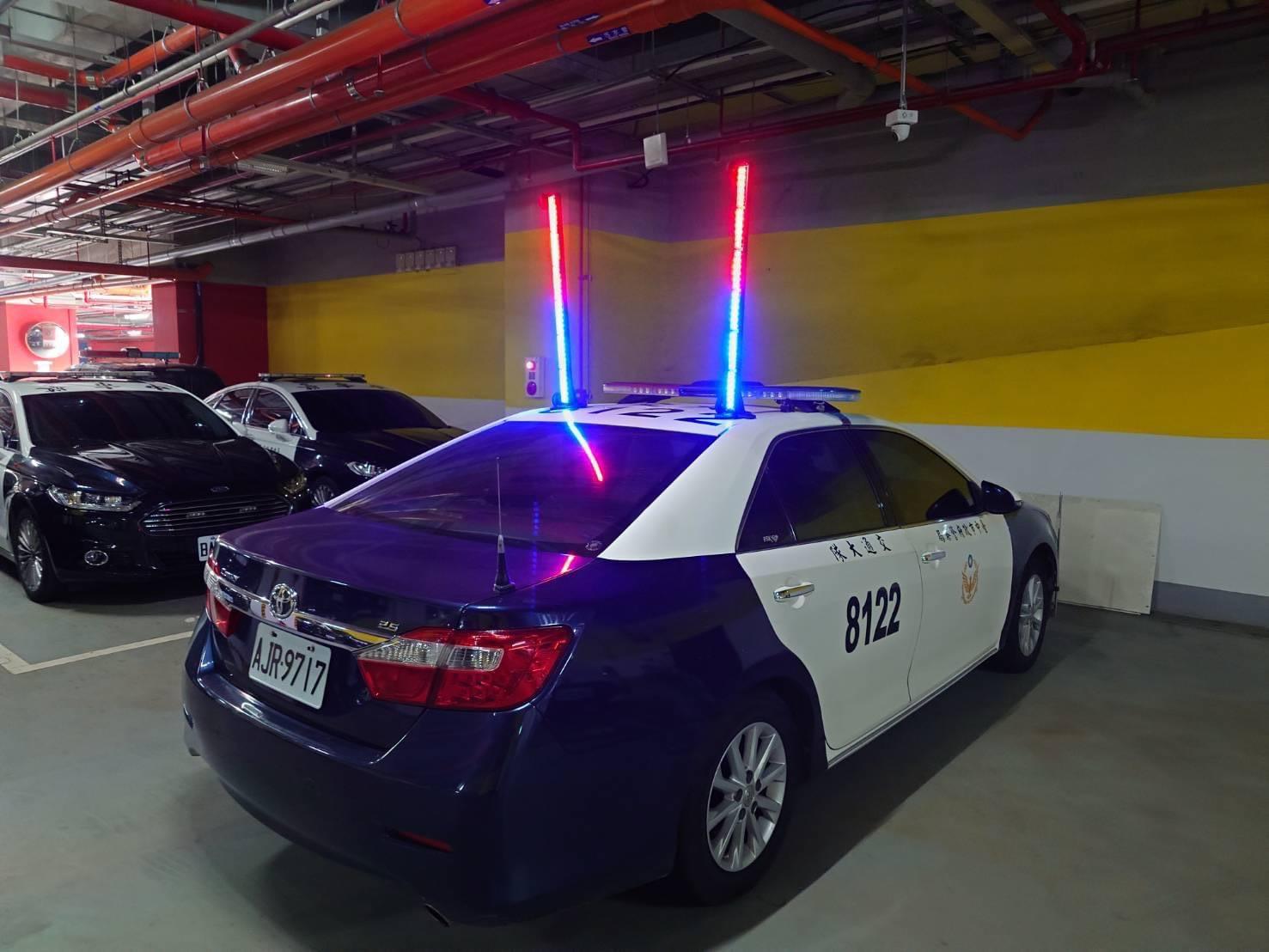 多功能活動式車頂LED警示燈,具有可攜式、獨立充電特性,還有強力磁吸功能能夠吸附於車頂。(圖/翻攝自台中市政府警察局交通大隊)