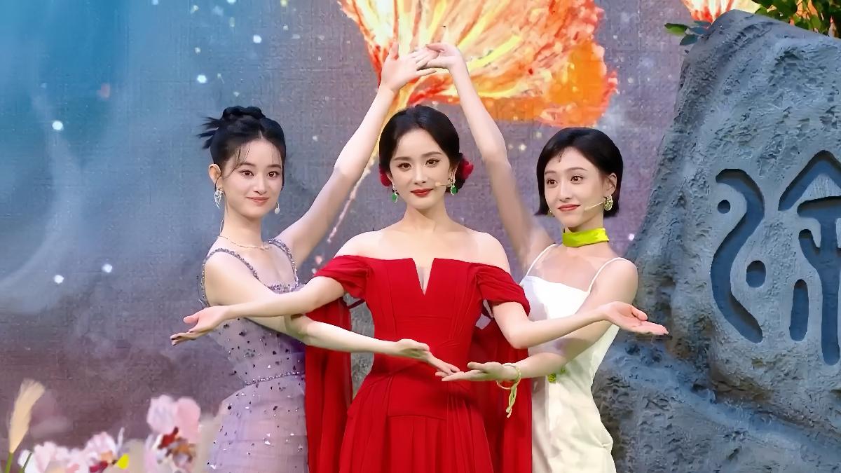 楊冪（中）以一襲艷紅深V一字領洋裝亮麗登場發佈會。（圖／iQIYI國際站提供）