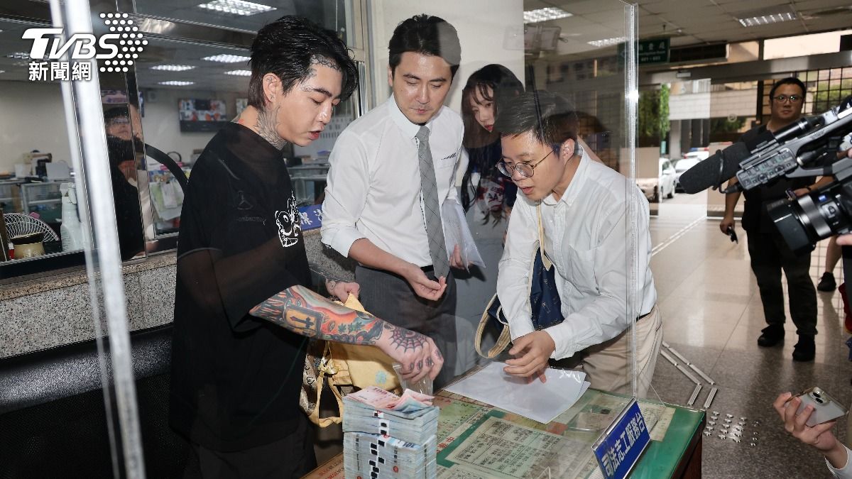 陳湘妮與謝和弦帶134萬元來新北地院，跟謝前妻律師點交。（圖／葉志明攝）