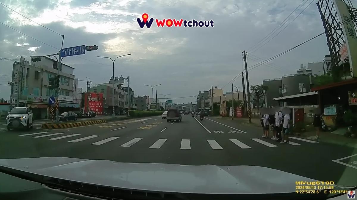 國中生過馬路慘「罰站33秒」!他火大檢舉 13駕駛全吞罰單