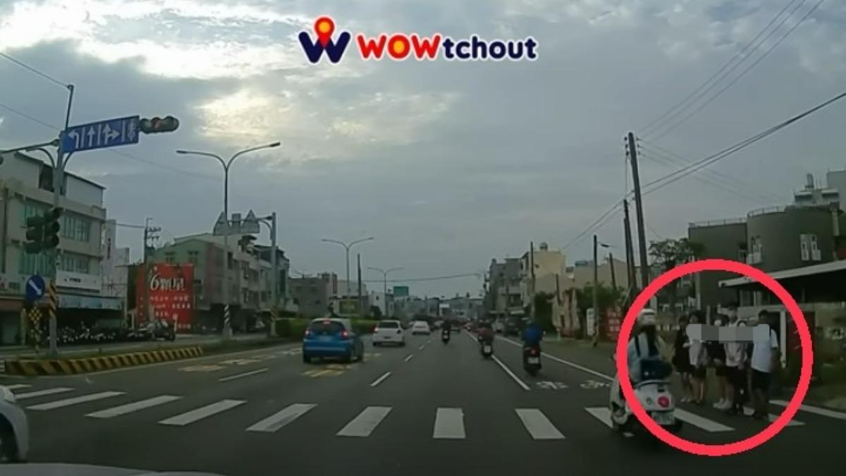 苦等畫面曝!高雄6學生過馬路沒車禮讓 他怒檢舉13車全成功