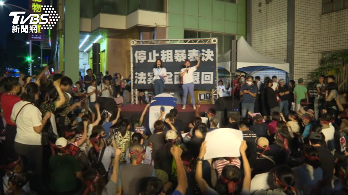 發「藍白拖」反黑箱 高雄數百人赴藍營抗議