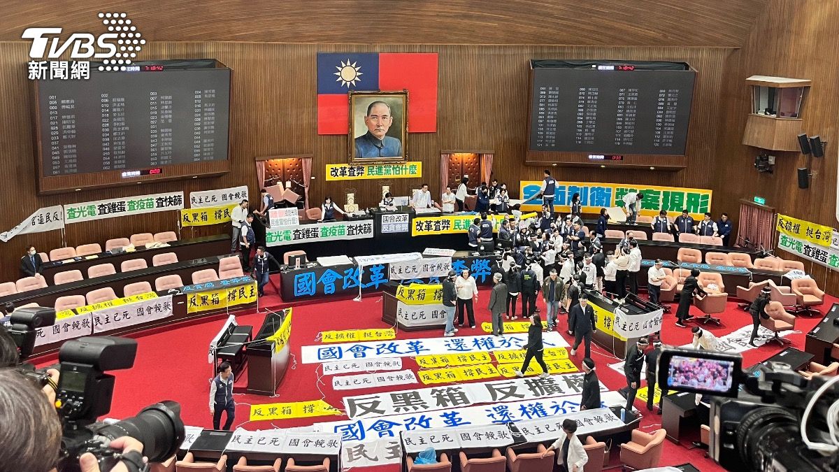 朝野續審國會改革法案,再度爆發肢體衝突。(圖/黃韋銓攝)