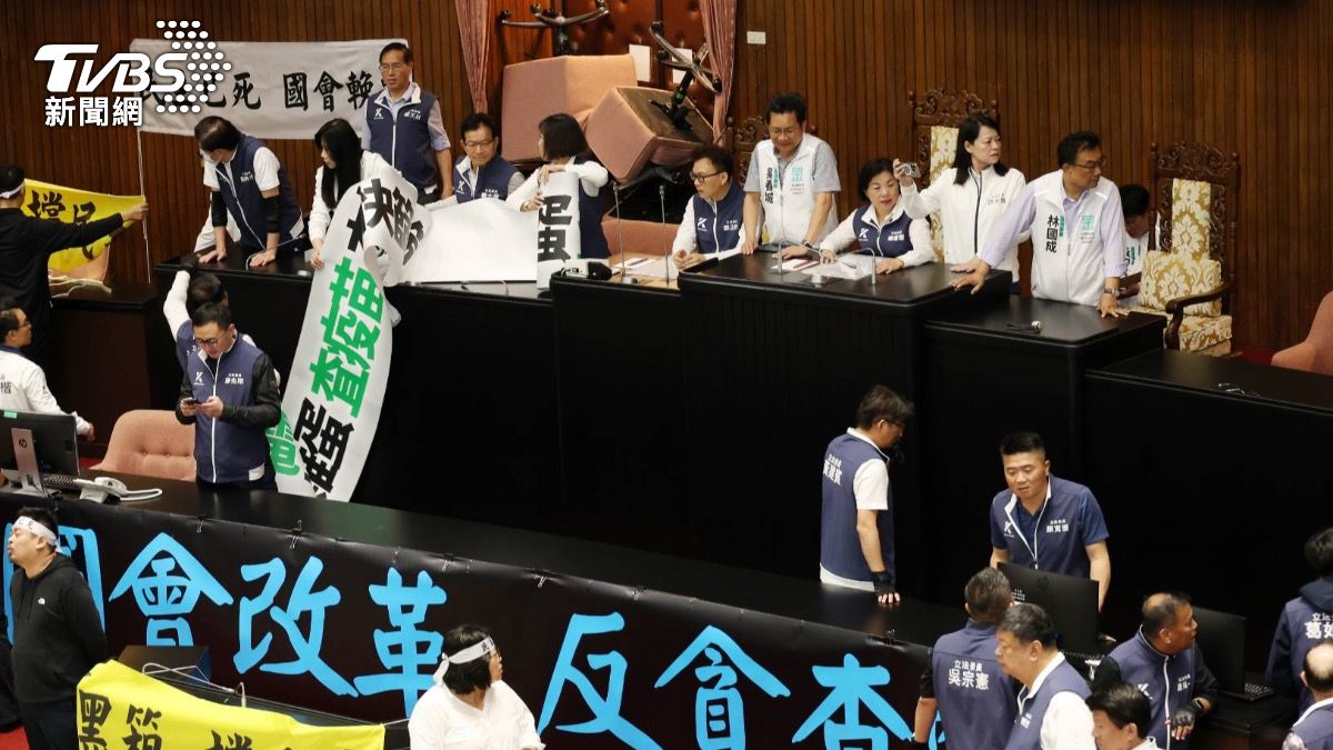 朝野續審國會改革法案,再度爆發肢體衝突。(圖/葉志明攝)