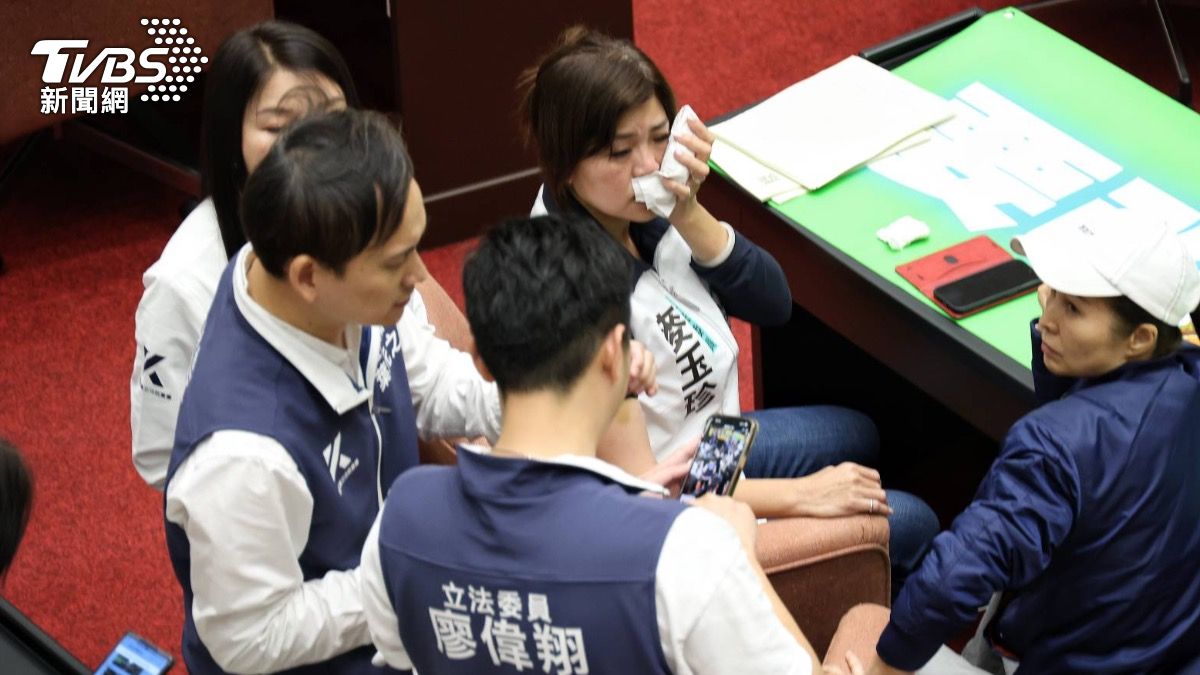 民眾黨立委麥玉珍遭毆打後冰敷。(圖/葉志明攝)