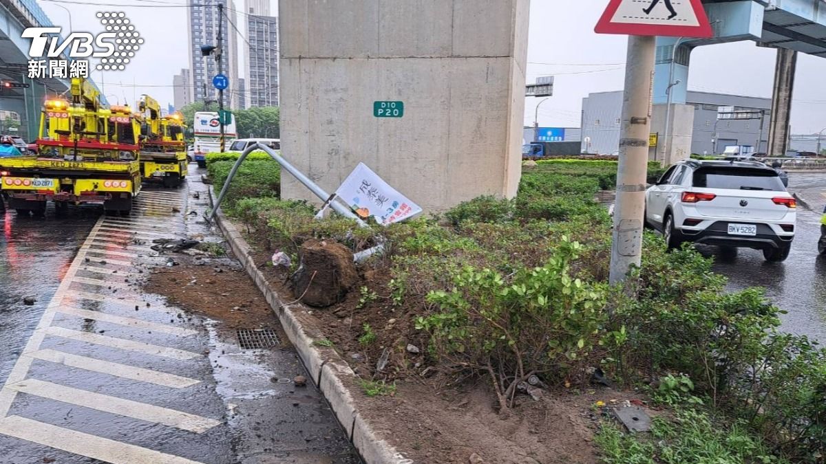 分隔島旁路燈也遭波及斷裂。(圖/TVBS)