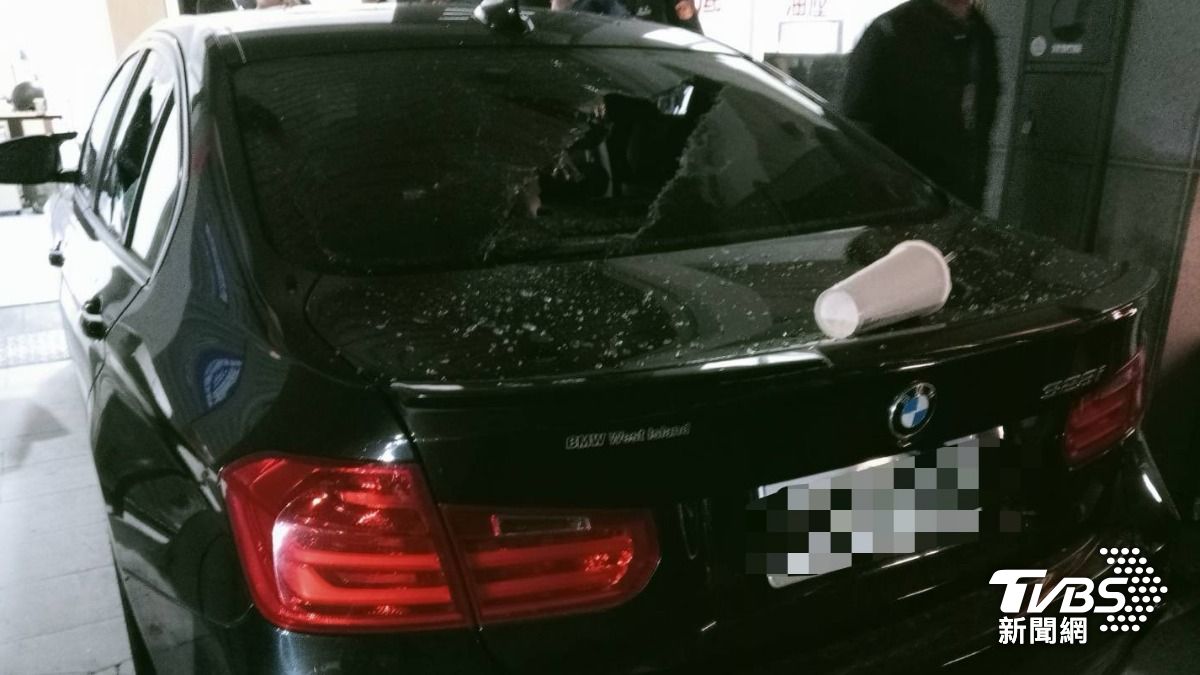 朋友酒後翻臉 高雄男吵不贏「持木棍」狠砸BMW教訓對方