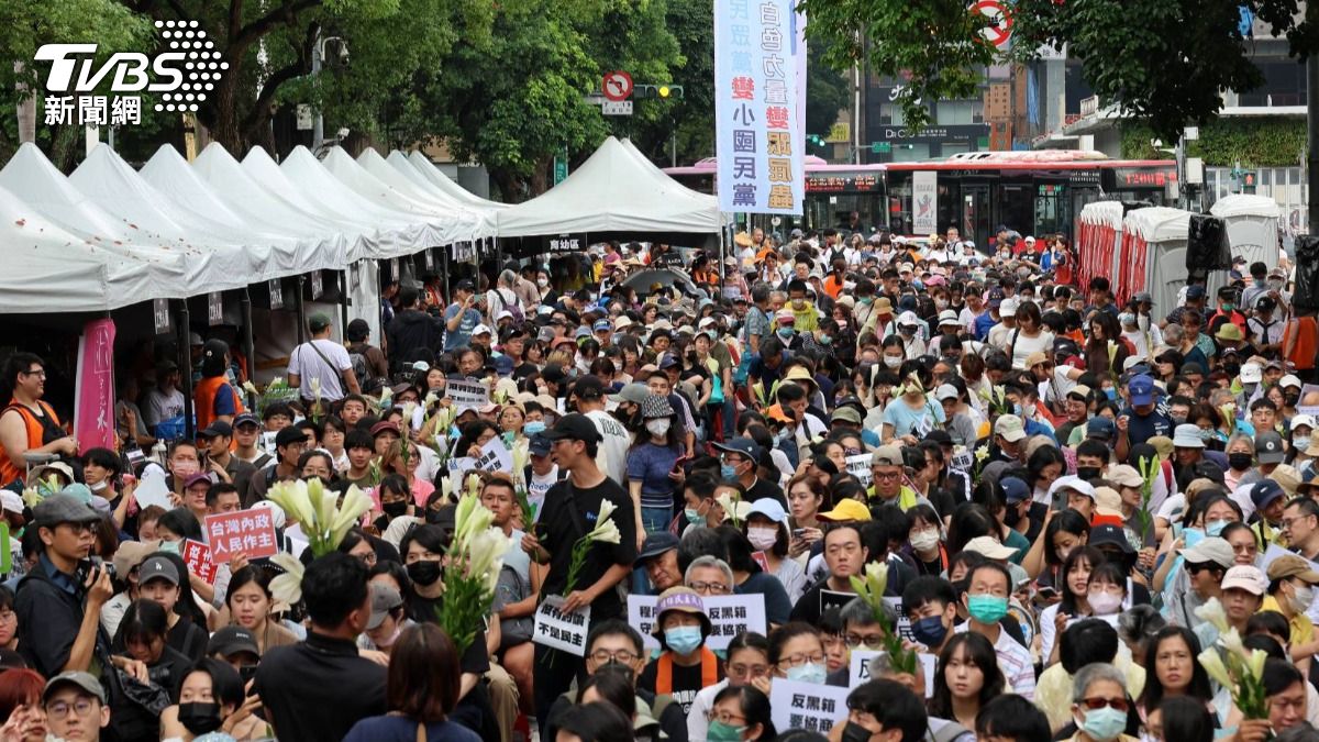 立院周遭湧千人 議員喊「如此愛國不當兵可惜」:看多少人願簽