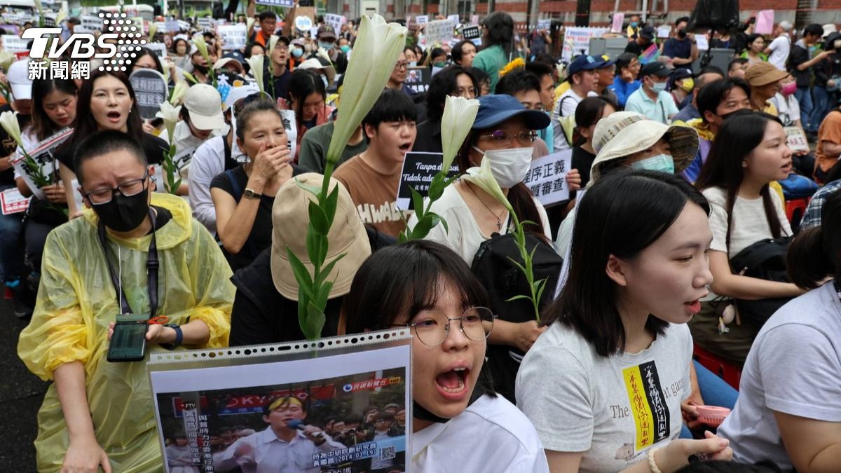 立法院場外抗議，號稱已經達到七千人集結。(圖/葉志明攝)