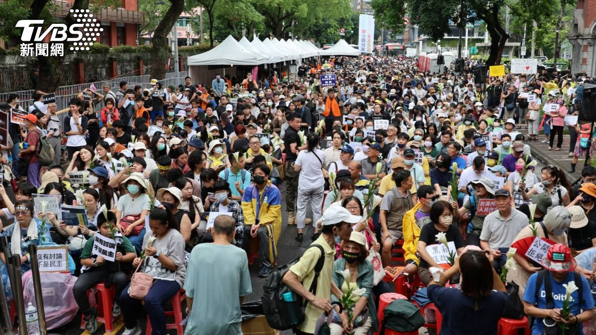 立法院場外喊「超過1萬人」!雞排妹籲:別理會藍白挑釁