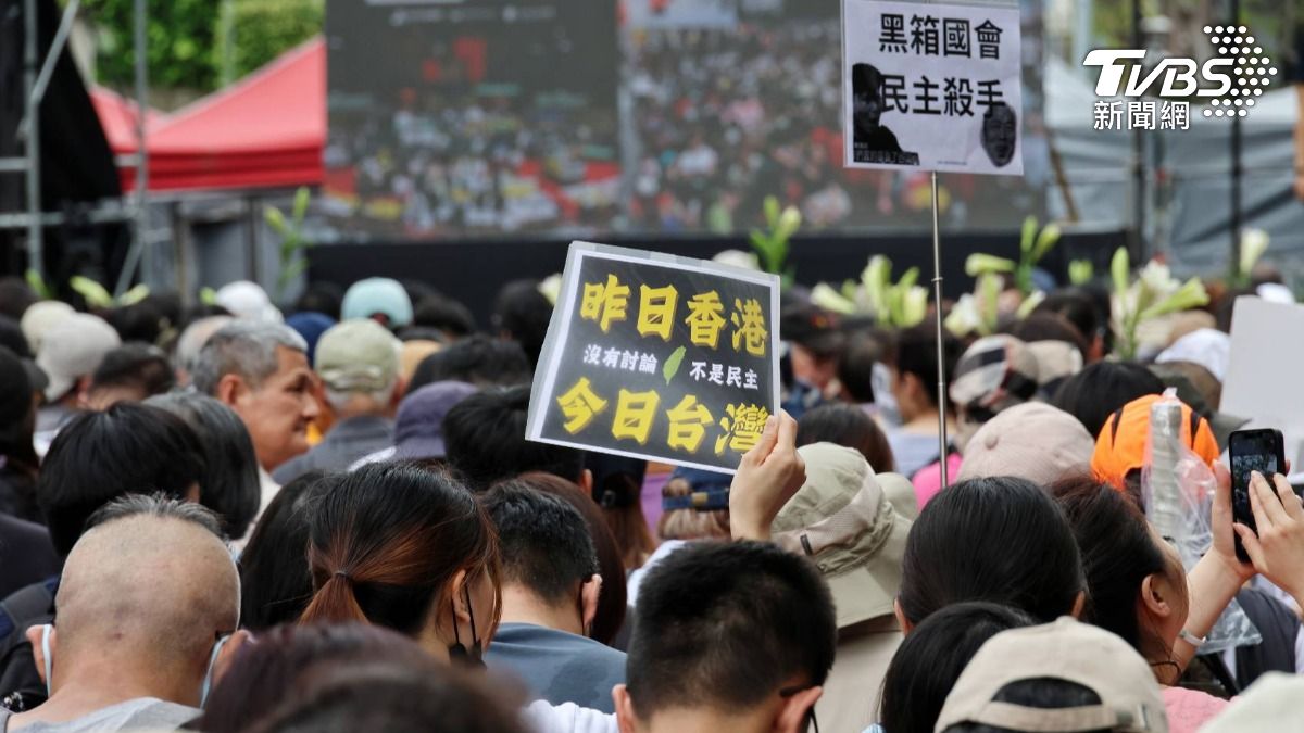 民眾上街!醫護自發設「醫療通道」 施景中憂:別變成梨泰院翻版