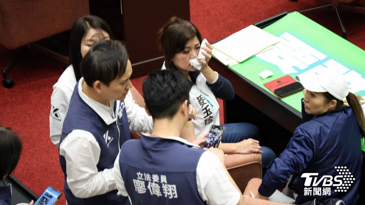 場內立委互毆!場外民眾包圍 北市警派「200警力」部署維安
