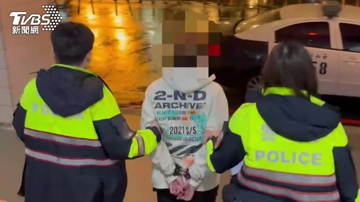 詐團車手被警方依法送辦。(圖/TVBS)
