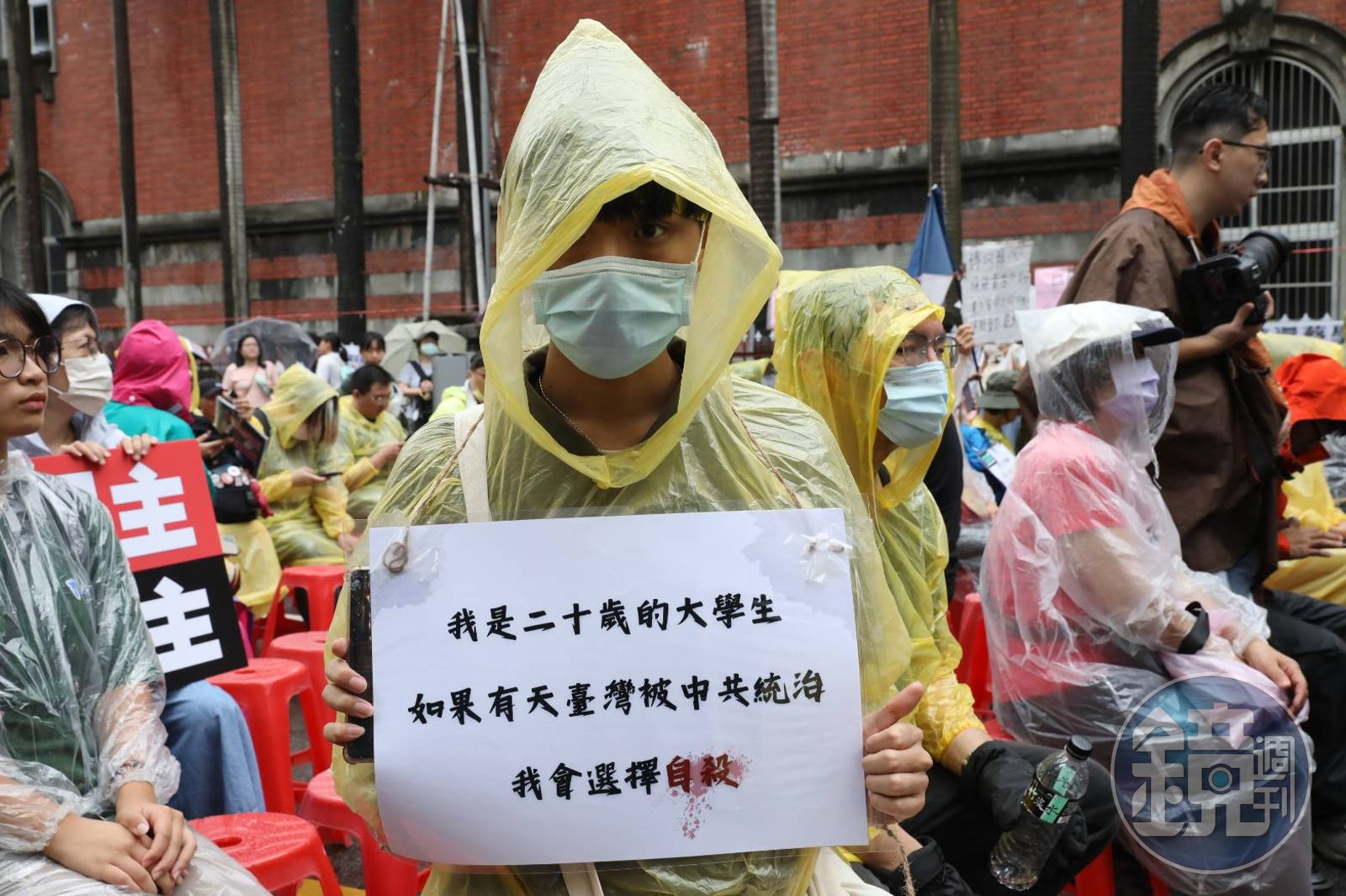民間團體極力抵制國會試圖強行通過法案之野蠻行為,號召民眾前往立院外集結抗議。(圖/鏡週刊)