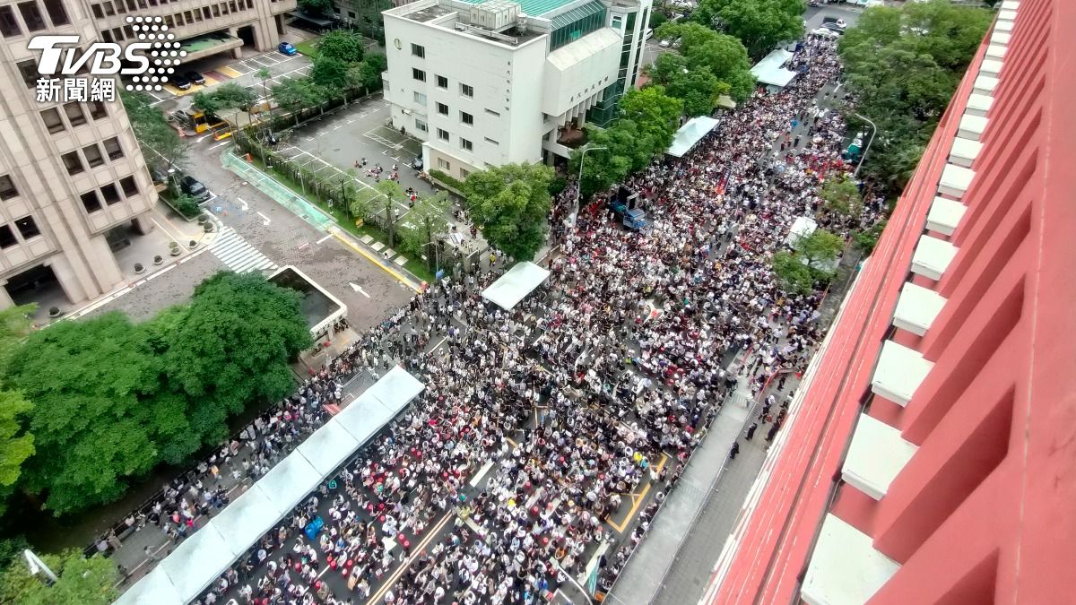 立法院場外抗議人數已破萬。(圖/葉志明攝)