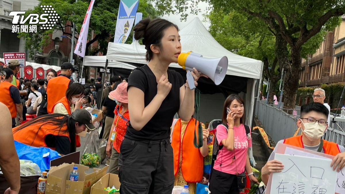 人潮不斷湧入!雞排妹一身黑現身立院外 拿大聲公管秩序