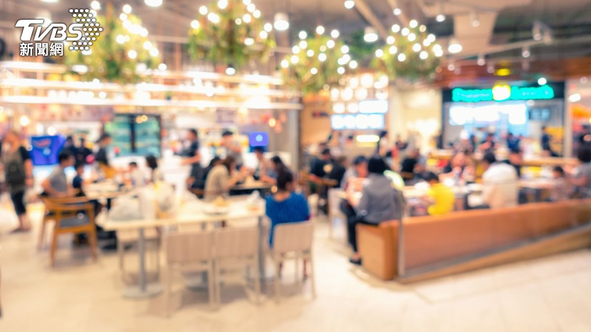 IKEA放「購物袋佔位」被丟地上！她取完餐見陌生老夫婦　位置沒了