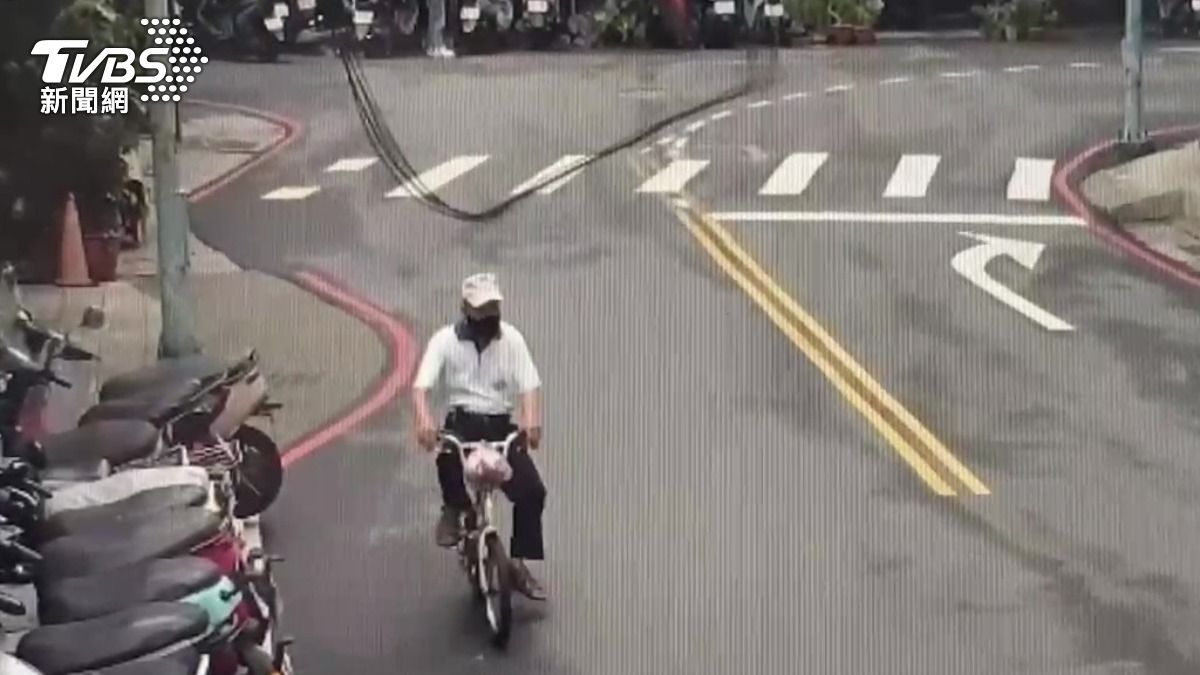 嚇死人!新北電線桿突然倒塌 白衣伯騎單車經過險遭砸
