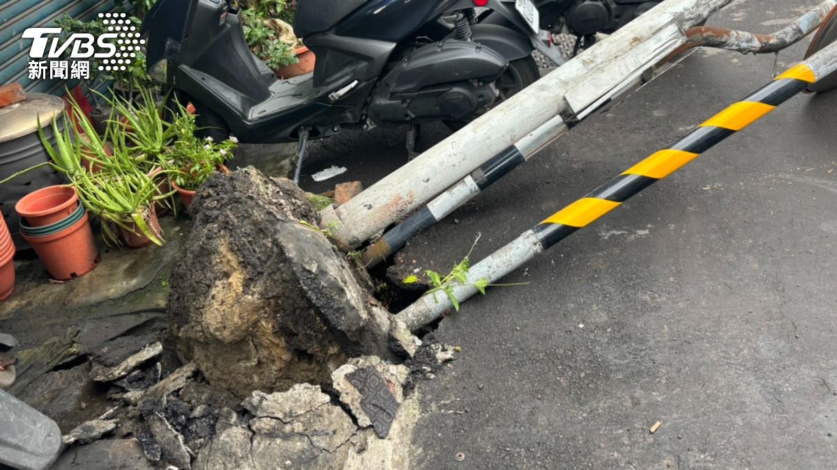 相關單位初步研判疑似土壤軟化導致電線桿傾倒。（圖／TVBS）
