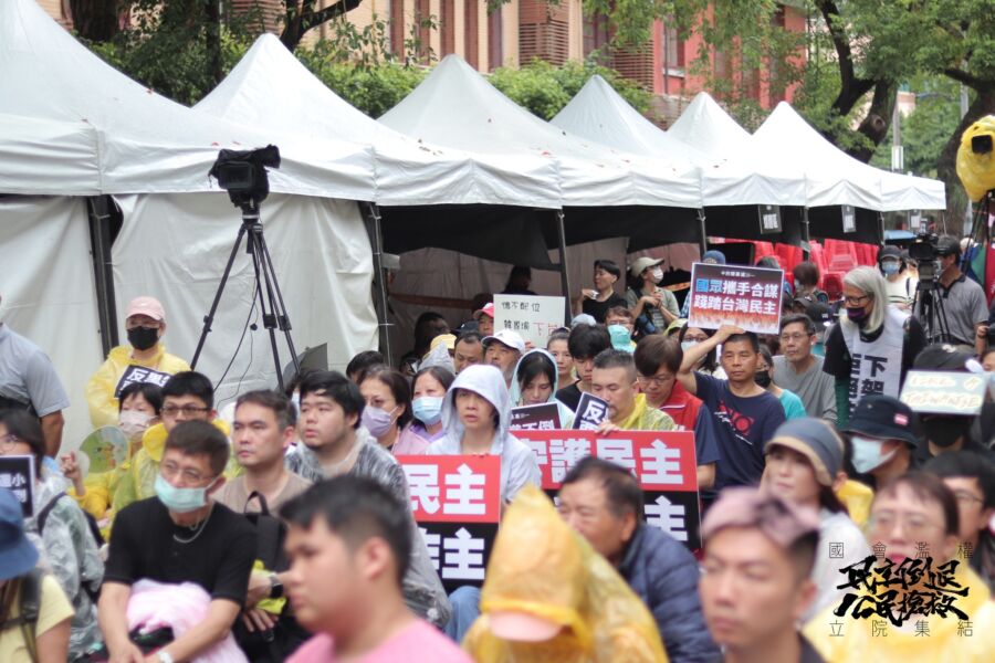 立法院外有許多民眾集結抗議。（圖／翻攝自經濟民主連合臉書）